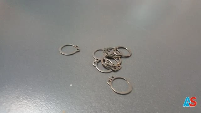 Pierścień zabezpieczający cały wał 20mm A2